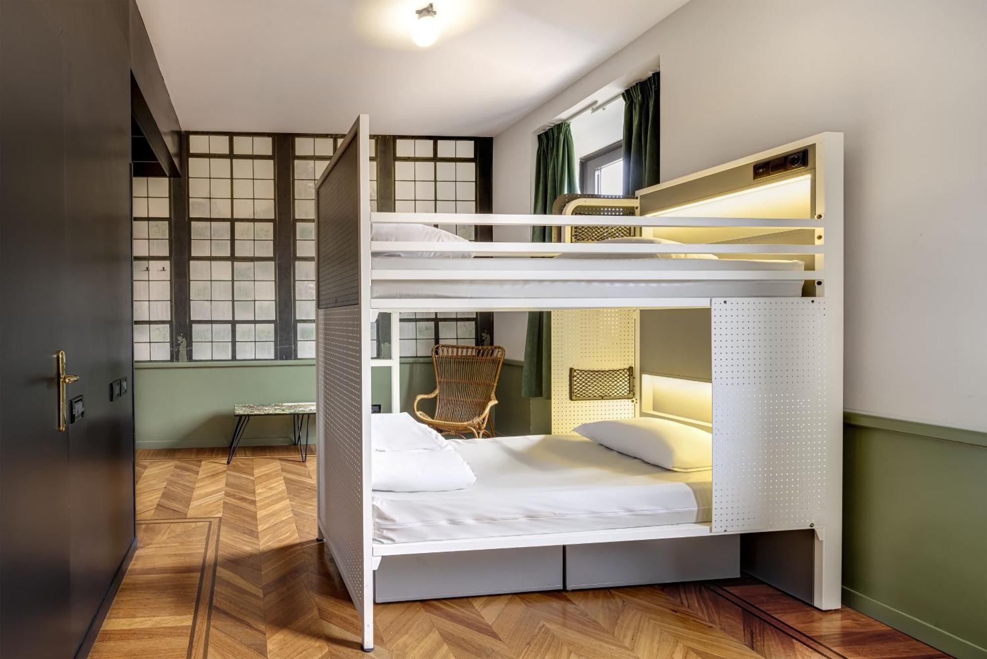 Generator Hostal *
